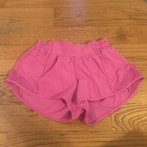 Lululemon Hotty Hots- Low rise (Sonic Pink)
Size 4 (2.5 inch)